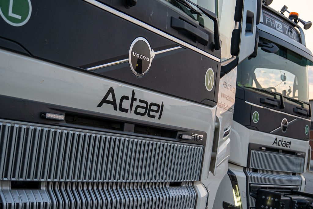 Flatbed trailer hauling wind turbine blade