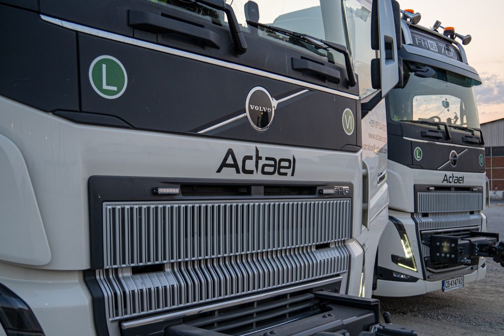 Specialized transport of modular building section