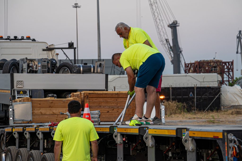 Industrial engine on heavy-duty trailer