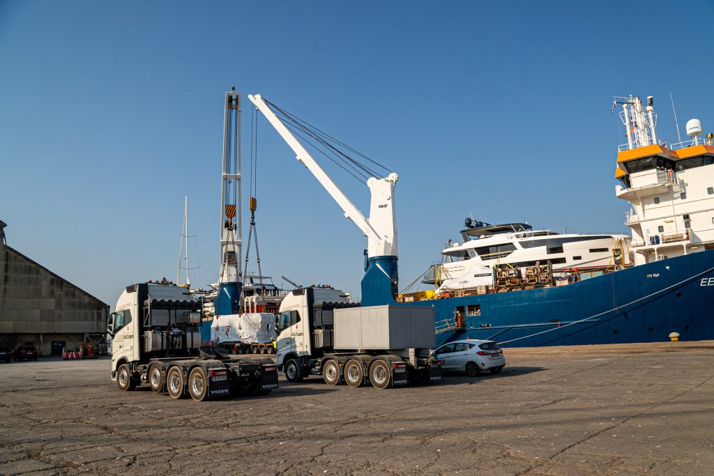 Crane transported on modular transporter