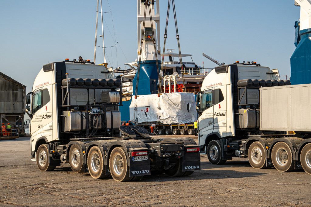 Oversized modular structure maneuvered through city street