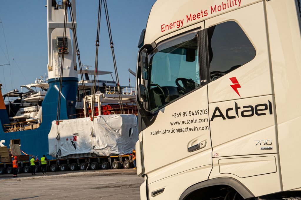 Street view of oversized load making a tight urban delivery